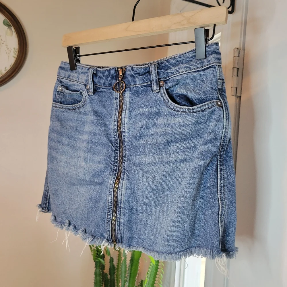 Free People We The Free Zip It Up Mini Denim Jean Skirt, Size 25‎